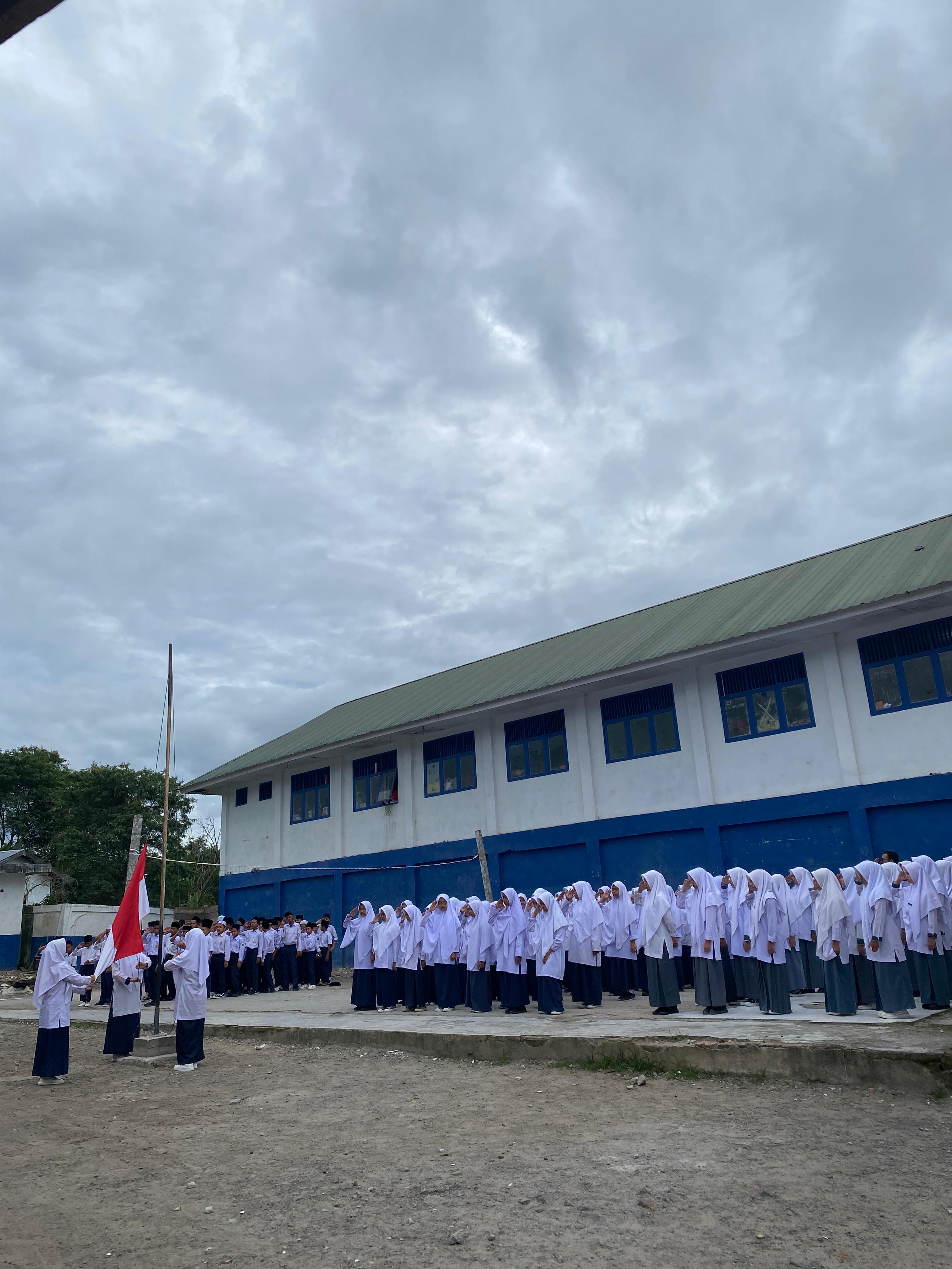 Upacara Bendera Setiap Hari Senin